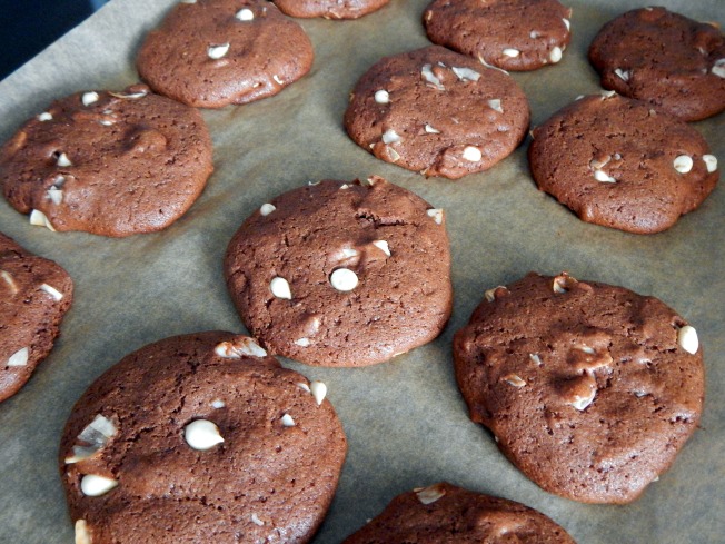 yummy vegan gluten free chocolate cookies with white chocolate chips and almonds low GI too!!